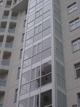 В Киеве заканчивается монтаж объекта, на котором реализованы ограждающие конструкции лоджий с помощью фасадной системы быстрого монтажа изнутри помещения ТВМ60Ф. Подрядная организация ООО Оконны