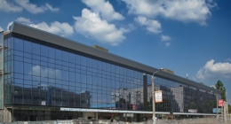 Заканчивается строительство нового здания торгово-офисного центра на ул.Калиновой в г.Днепропетровске